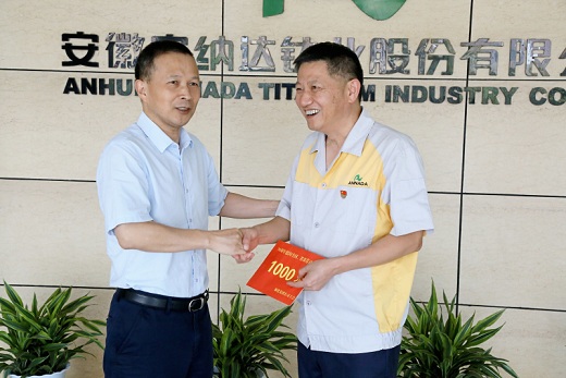 公司領(lǐng)導(dǎo)國(guó)慶前夕走訪慰問先模人物